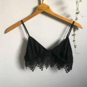 • Svart spetsbh • - Superfin bralette från Urban Outfitters, ingen bygel eller fyllning och med dekorativ spets i nederkanten. Frakt tillkommer✨
