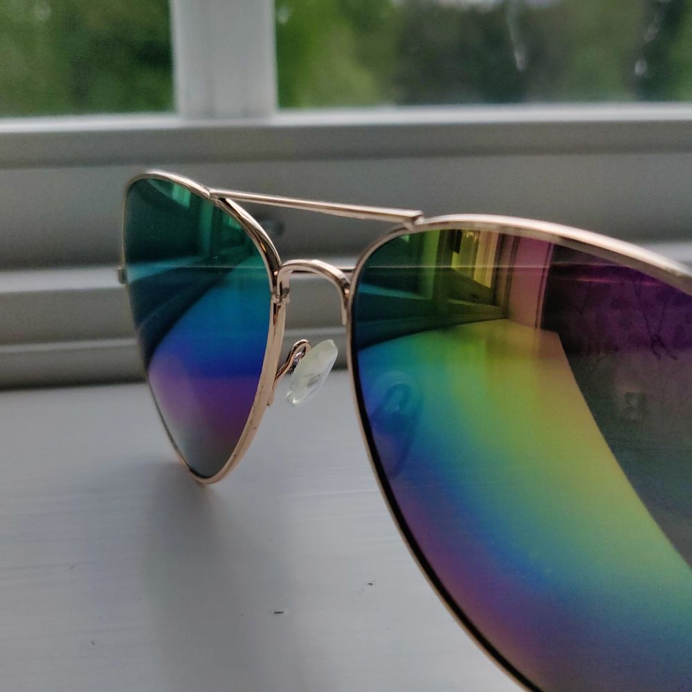 Pilotglasögon, regnbågsfärgat glas, roseguld ram, i princip oanvända, har för mig att dem är köpta på glitter, 20kr +frakt. Accessoarer.