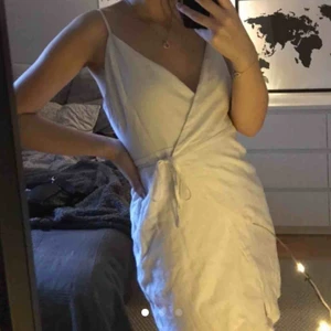 Vit klänning med knyte - Jättefin vit linneklänning från ”Alice in the Eve”. Knytbar i midjan och justerbara axelband. Skolavslutning eller studenten kanske? Bra skick!! Bara skriv om ni undrar något! 