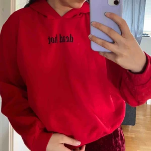  - Sjukt bekväm huvtröja med små djävulshorn på luvan, knappt använd. Jättemjukt material på insidan. Priset inkl. frakt. 