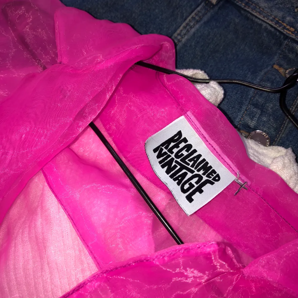 FRAKT INGÅR😀😀😀 säljer denna feeta transparenta/ meshliknande chock-rosa skjortan!! kortärmad och ganska kort.  kommer inte till användning här, den behöver ett nytt hem🥺. Toppar.