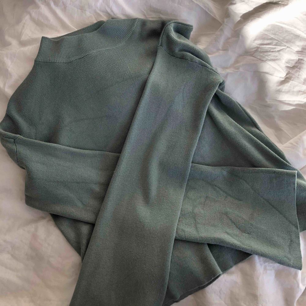 Gullig grön tröja från NA-KD, sitter fint med polo krage och utsvängda armar. Mycket sparsamt använd 💚. Tröjor & Koftor.