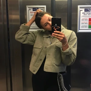 Zara grön jeansjacka - En grön jeansjacka ifrån Zara! Använd hyfsat mycket men i fint skick fortfarande. En lite kortare modell & supersnygg oversized. Storlek M, men passar XS-M <33 frakt står köparen för. 