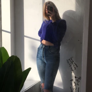 JEANS - Jätte fina blåa jeans från Gina men som jag tyvär håller på o växa ur, Jätte fina både på vintern som på sommarn. Modellen sienna. Pris går att diskutera🥰🤜🏼