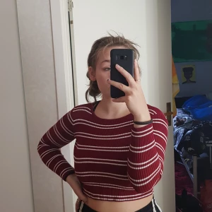 Topp - Säljer denna otroligt fina tröja då den ej kommer till användning. Den är i storlek xs/s och i bra skick, köpt på en secondhand i Lettland. Frakten är inräknad i priset:)