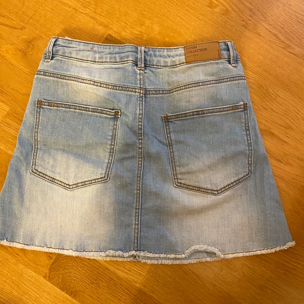 Säljer denna ljusa jeans färgade kjol ifrån Zaras barnavdelning med slitningar. Storlek 152 och skulle nog säga en XXS/XS, är 167 och den sitter ganska bra förutom att den är en aning kort och lite tight upptill . Kjolar.