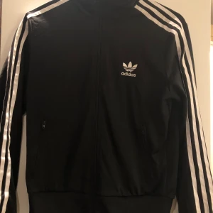 Adidas tröja - Fin adidaströja i gott skick. Använd ett par gånger. Storlek: 38/M. Köparen står för frakten, fraktar endast.