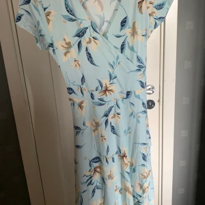 Klänning  - Ljusblå jätte fin klänning från gekås använd 1 gång 
