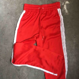  - Mjukisar från Monki. Aldrig använd, prislappen kvar! Möts upp i centrala Sthlm annars tillkommer frakt 🌸