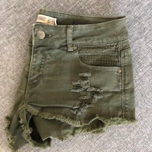 🍍Shorts från Zara 🍓 -  Storlek 36 Bra skick, knappt anv.  🧺Tvättad efter användning 📬Kan skickas mot fraktkostnad 🚫Djurfritt och rökfritt hem 📍Kan mötes upp i Mölnlycke