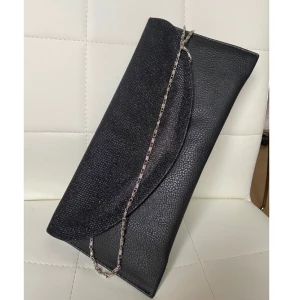 Väska  - Väska, har kedja 