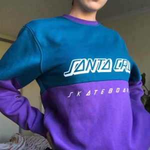 Santa Cruz Blå och Lila Tröja  - Bra Kondition - 50kr frakt 🤪