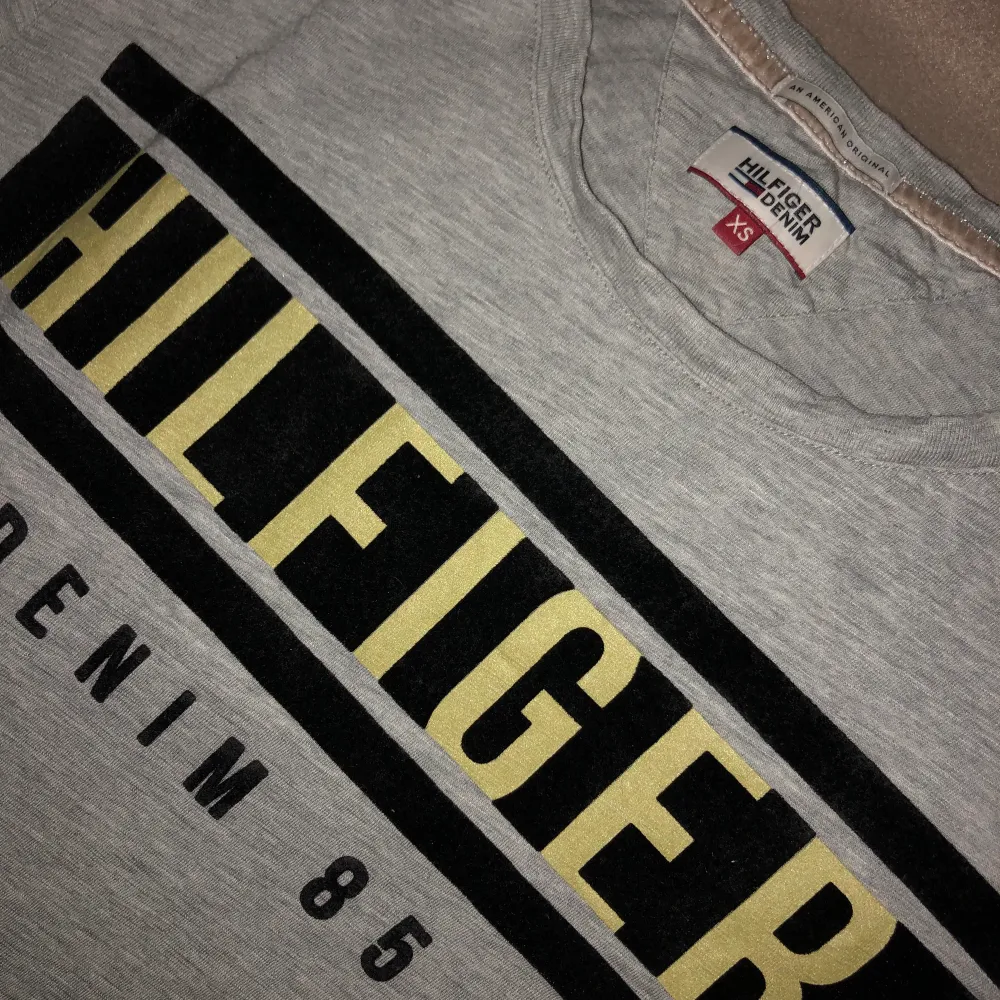 T-shirt från Tommy Hilfiger i stl.xs men skulle säga att den kan passa stl.S också.  Sparsamt använd.. T-shirts.
