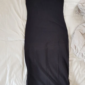 Weekday - asymmetrisk klänning - Svart, asymmetrisk, stretchig klänning. Bra skick, lite använd. Normal strl. S.
