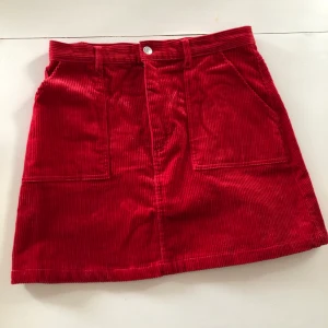 Monki  - Söt kjol i Manchester, använd en gång. Kan mötas upp på Kungsholmen, annars står köpare för frakt 