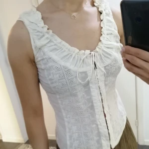 Söt topp - Söt topp i korsett passform. Storlek 36 men passar även 34🥰 Snörningen vid bröstet är reglerbar❤️