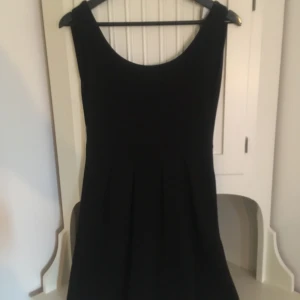 Klänning - Svart klänning med v-ringad djup rygg 