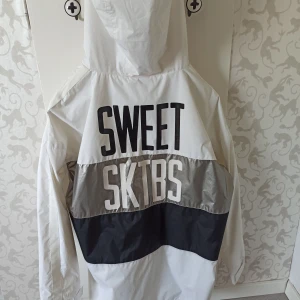 Regn och vindjacka strl M - Superball jacka från sweet sktbs