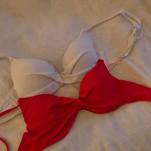 Klassiska Nelly bikinin. En röd och en vit, använd 1 sommar och säljer dom nu för dom blivit för små!! Köp båda för 100kr. Frakt tillkommer 📦