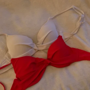 Nelly bikini - Klassiska Nelly bikinin. En röd och en vit, använd 1 sommar och säljer dom nu för dom blivit för små!! Köp båda för 100kr. Frakt tillkommer 📦