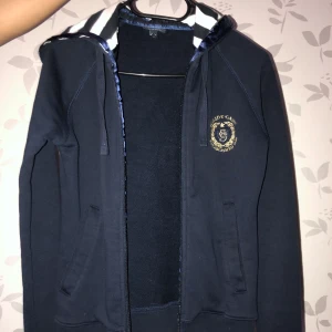 Gant kofta - Säljer min nästan helt oanvända äkta Gant kofta då den ej har kommit till användning. Den är i nyskick och verkligen så bekväm😍💕 Pris kan diskuteras vid snabb affär🥰