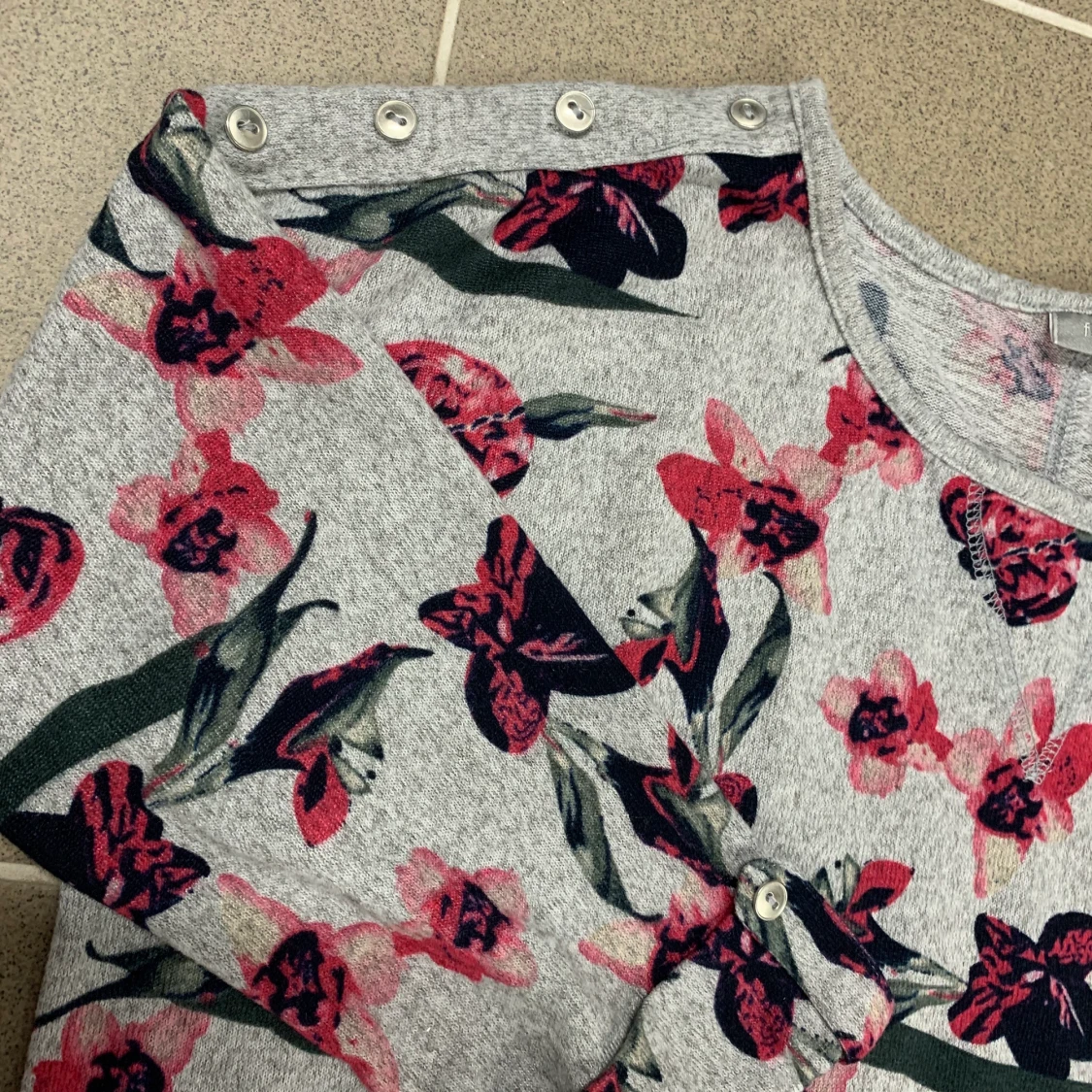 Jätte söt grå tröja med rosa blommor på! - 90