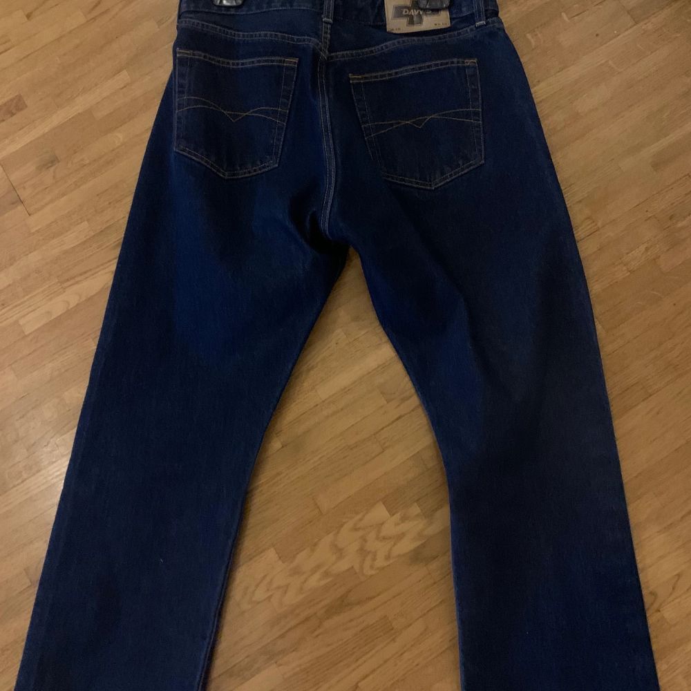 Mörkblåa davys jeans andvänt lite. Ingen andvändning för dom för dom ha blivit lite för stora för mig. Passar bättre på nån annan😊 nypris : 400 tror jag de va. Jeans & Byxor.
