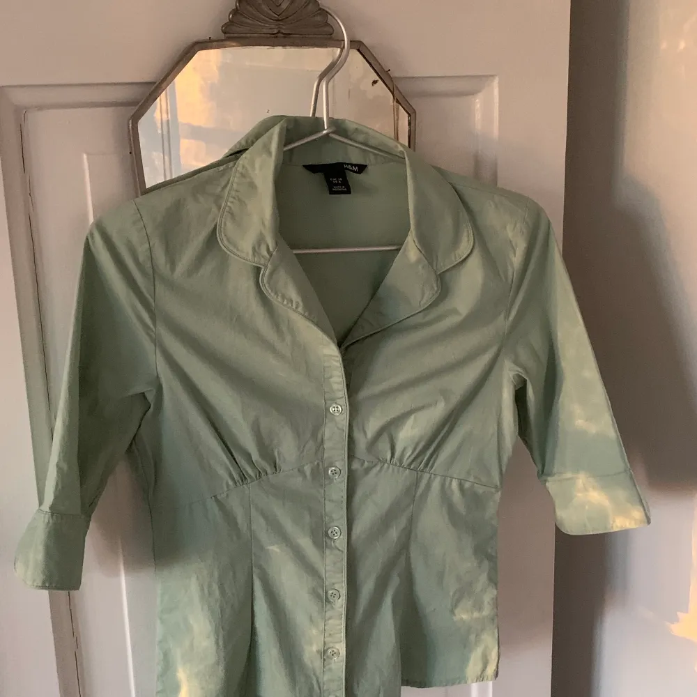 grön blus/skjorta från 90/00-talet. Som ny. Passar XS/S. Blusar.