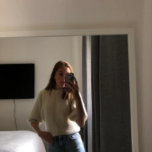  Stickad tröja  - Snygg beige stickad tröja med puff armar från Gina Tricot i storlek s som passar till allt. Mycket sparsamt använd då jag har likande tröjor sen inan. Köparen står för frakten🥰