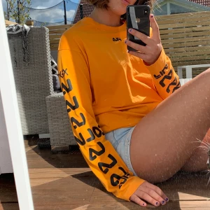 Fila tröja  - :( säljer min fantastiskt fina fila tröja. Lång armad orange/gul tröja från fila som jag köpte på junkyard. Bra skick och inget sönder eller fläckar! Jätte skön och alla tryck är fortfarande hela 