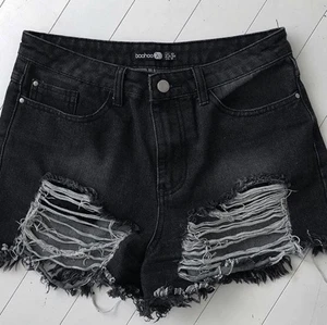 Grå svarta shorts - Grå/svarta slitna shorts  79kr inkl frakten 