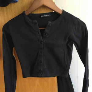  - Välanvänd croppad tröja från brandy Melville. Köpt för ca 250 kr. Möts helst upp i Sthlm annars står köparen för kostnad av frakt.