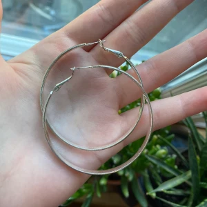 Skitsnygga hoops! - Skitsnygga silvriga (ej äkta silver) hoops i hyfsat skick. Diametern är ca 5 cm. 25 kr + frakt!