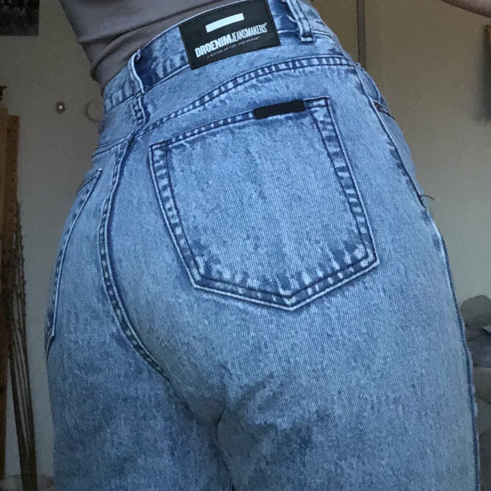 En typisk måste-ha jeans!💘💘 Fina mom-jeans från dr. Denim som blir super snygga till en söt t-shirt!🥺💘💘 + så är det jätte bra kvalitet (100% cotton)😙. Jeans & Byxor.