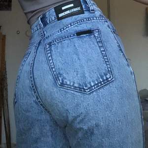 En typisk måste-ha jeans!💘💘 Fina mom-jeans från dr. Denim som blir super snygga till en söt t-shirt!🥺💘💘 + så är det jätte bra kvalitet (100% cotton)😙