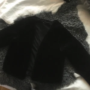 Tunn jacka i sammet - Fin sammetsjacka, perfekt till vår/sommar! Passar både till vardags och till fest :-) använd en gång till långklänning. 