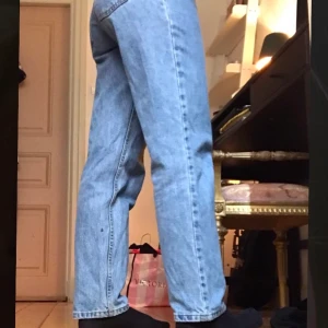 Levis jeans - Skitsnygga jeans från Levis, typ lite Mom jeans stil. Knappt använda! Är ca 170cm:)