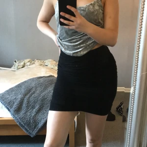 Snygg kjol - Tajt svart kjol