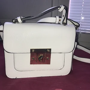 Ginatricot väska  - Söt liten vit väska från ginatricot som bara dessvärre ligger i garderoben, därav dags för en ny ägare. Prislappen sitter kvar 