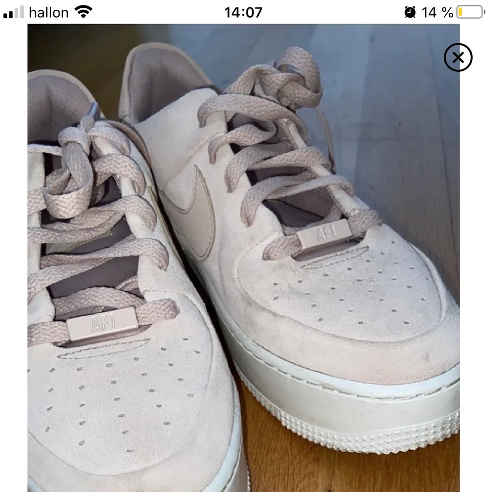Köpt här på plick, jag har endast använd någon gång💗  storlek 40, säljs pga att dem är för små tyvärr. Otroligt snygga skor från Nike. Köparen står för frakt (144kr osårbart). Skor.
