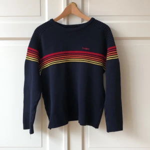 Ivanhoe Tröja Retro S - Jättesnygg Ivanhoe-tröja i 100% merino ull. Bra skick. Det står att den är i large men känns mer som en small.  Köpt på myrorna 2015. Ett riktigt kap!