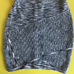 Surface To Air kjol perfekt skick - Supersnygg kjol nästan oanvänd från surface to air. Frakt tillkommer. 