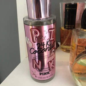 Parfym - Parfym från pink, knappt änvänd då jag råkade köpa en utan själva sprutgrejen på:((( , men går att sätta på en annan och använda den ändå:)💗