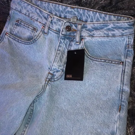 Helt oanvända jeans från asos egna märke köpta för en vecka sen för 279kr. Skriv för fler bilder☺️. Jeans & Byxor.
