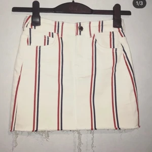 Jeans kjol från Bershka XS - Jättefin jeans kjol med röda och mörklåa ränder från Bershka XS, endast använd fåtal gånger