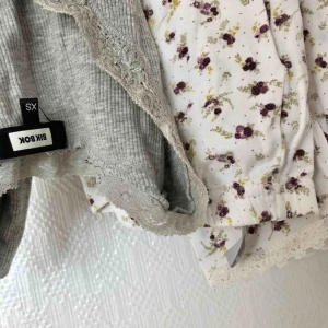 Gulligt pyjamasset - Jättefint pyjamasset! Toppen och byxorna hör inte ihop egentligen men de passar bra tsm. Toppen har lite spets runt ”huvudöppningen” och byxorna har lite spets runt ”benöppningarna”. Frakt tillkommer om det ska skickas.