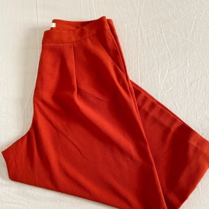Orange-röda vida byxor - Culottes från Koton. Storlek 42 men små, sitter mer som en 40 skulle jag säga! Mycket bekväma och lätt att matcha. Färgen kommer inte rikitift upp på bilderna men det är en brunt orange/orange red. 