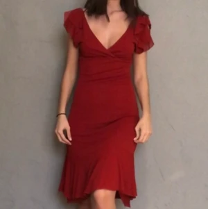 Röd klänning  - Röd klänning köpt på humana i märket fuzzi. Jag brukar ha storlek S och är 176 och den slutar ovanför knäna. Kan mötas upp eller frakta då köparen står för kostnaden. Skriv om ni har frågor eller vill ha mer bilder!!