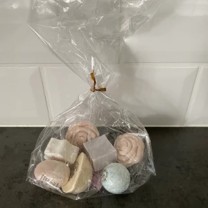 Påse med badbomber - Säljer en påse med badbomber då jag aldrig använder mig utav det. Innehåller 6 badbomber, 1 tvål och 1 badsalt 🌸 Betalas med swish och köparen står för frakten 🦋