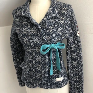 Odd Molly kofta - Odd Molly kofta i en härlig blå färg i ullematerial. Säljes pga ingen användning av den. Finns i Helsingborg, kan fraktas! Original pris 1795kr. Betalas med Swish! Priset kan diskuteras vid snabb affär! 